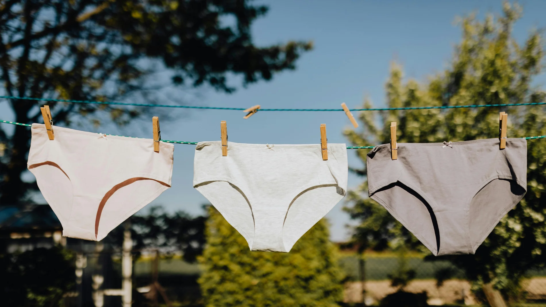 ¿Es mejor secar la ropa del revés? Los expertos aclaran la duda