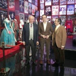 El presidente de la Diputación de Valladolid, Conrado Íscar, y el director del Teatro Zorrilla, Enrique Cornejo, inauguran una exposición de vestuario original de películas históricas y obras de teatro, que estará abierta al público en el hall del Teatro