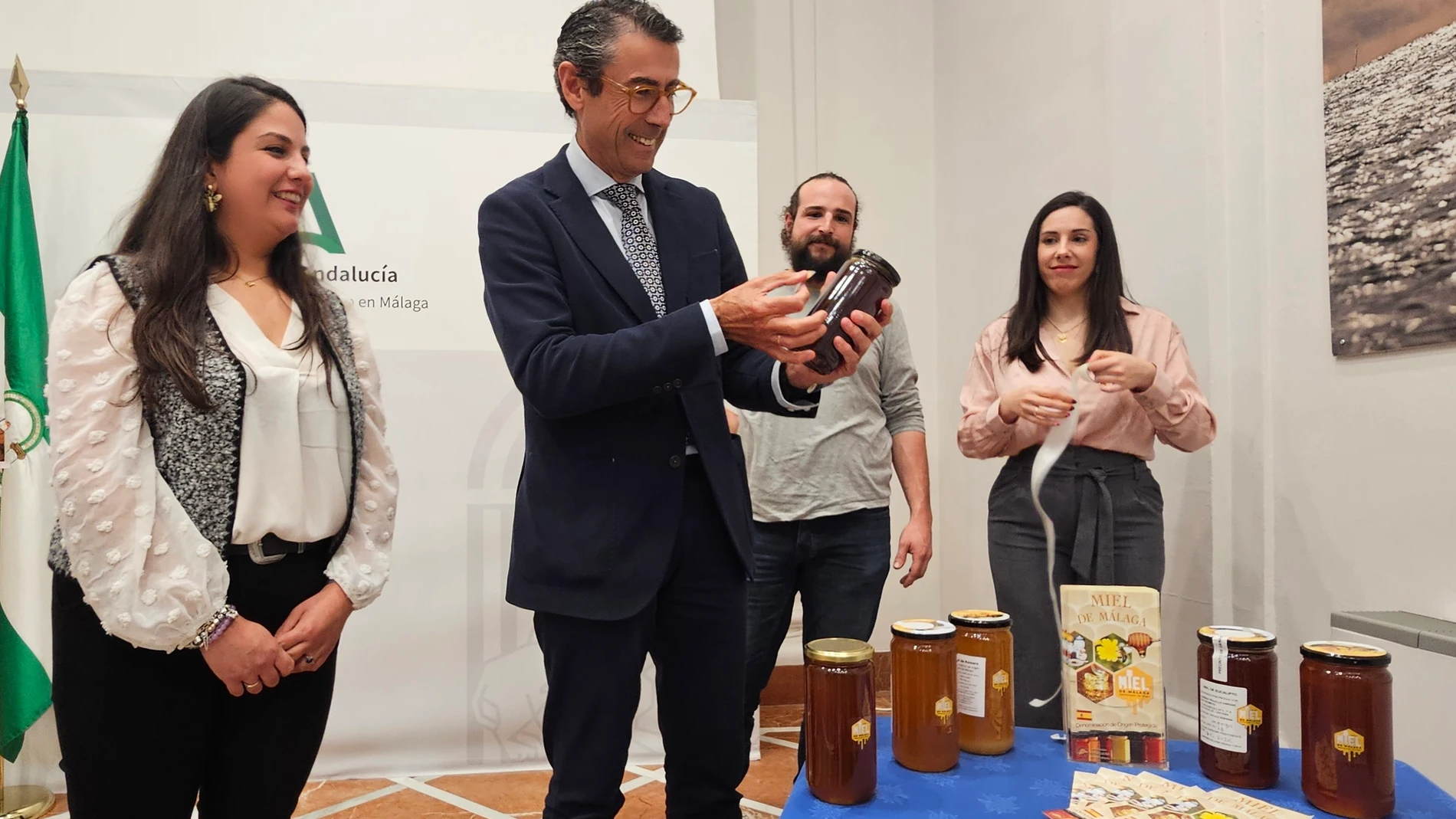 El delegado de Agricultura, Pesca, Agua y Desarrollo Rural , Fernando Fernández Tapia-Ruano y la presidenta del Consejo Regulador de la Denominación de Origen Protegida (DOP) 'Miel de Málaga', Virginia Montañez, han presentado el nuevo etiquetado. REMITIDA / HANDOUT por Junta de Andalucía Fotografía remitida a medios de comunicación exclusivamente para ilustrar la noticia a la que hace referencia la imagen, y citando la procedencia de la imagen en la firma 24/02/2025