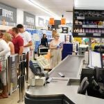 Clientes hacen cola en un supermercado