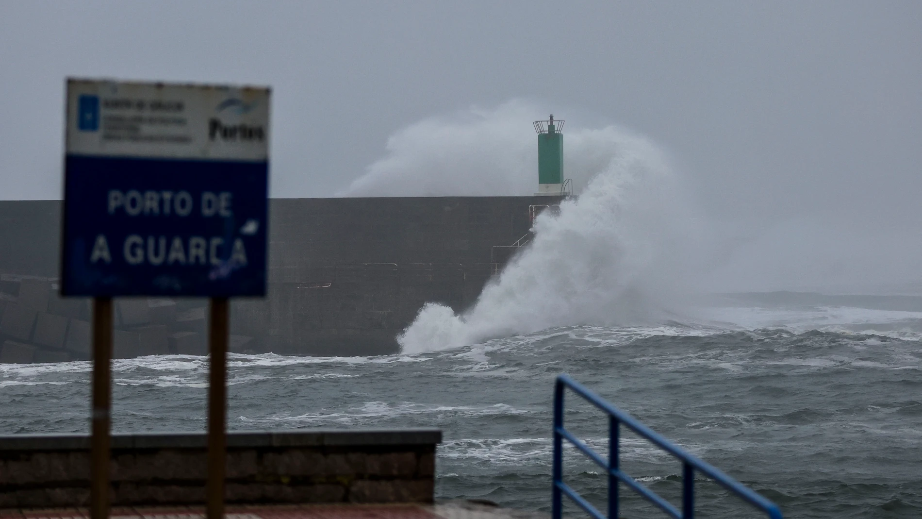 A GUARDA, 24/02/2025.- Grandes olas chocan contra los espigones de A Guarda, este lunes. A lo largo de esta semana, última de febrero y del invierno meteorológico, las borrascas circularán por latitudes más altas que la península, pero la llegada de frentes atlánticos entre este lunes y mañana y otro para el jueves darán continuidad a la lluvia y a la nieve en amplias zonas de España.En cuanto a las temperaturas, se prevé que "experimenten altibajos en función del día, pero, en general, se ma...