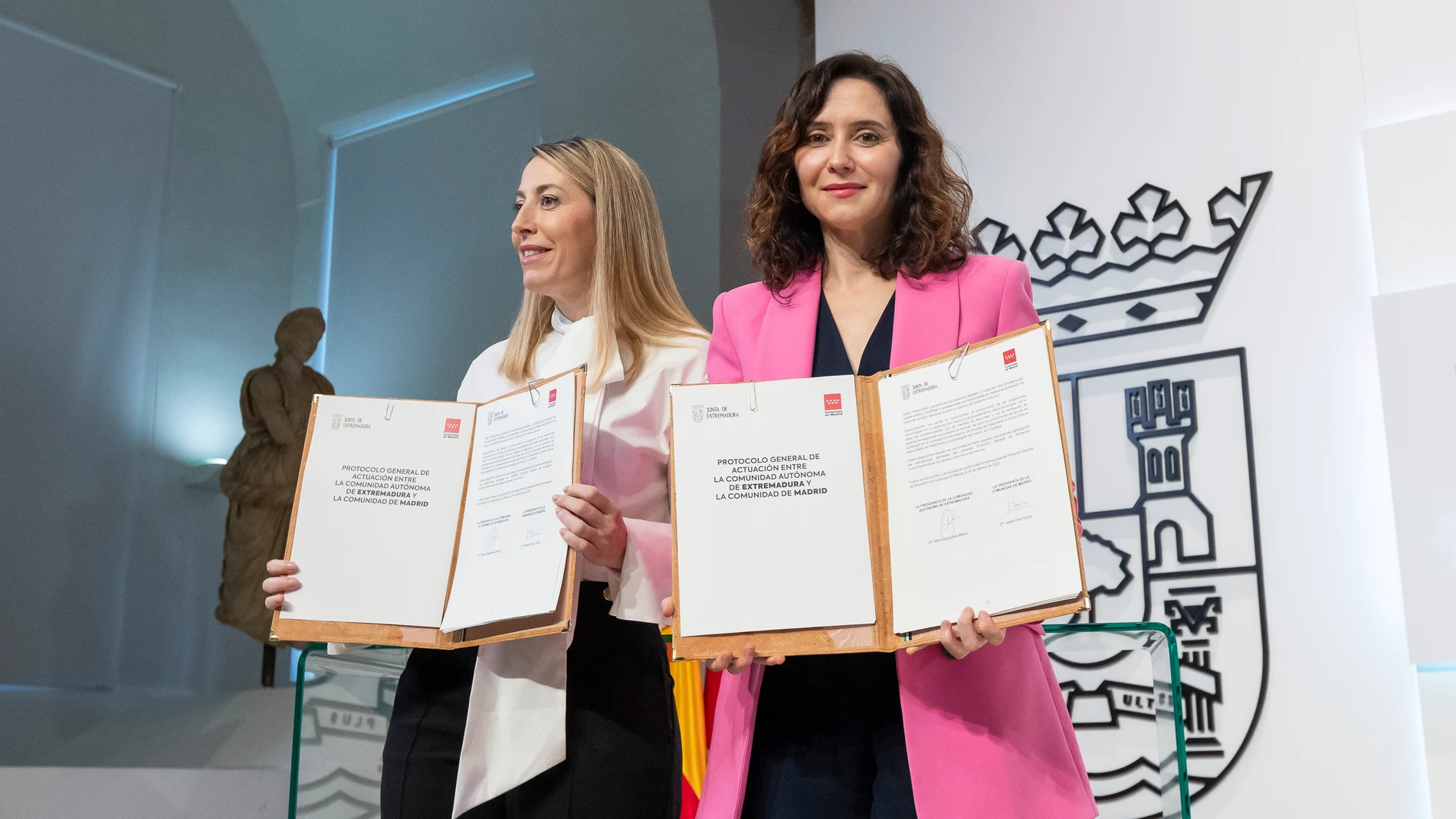 La presidenta de la Junta de Extremadura, María Guardiola, se reúne con la presidenta de la Comunidad de Madrid, Isabel Díaz Ayuso, en la primera jornada de su viaje institucional a Extremadura, en la Presidencia del Ejecutivo regional, a 24 de febrero de 2025, en Mérida, Badajoz, Extremadura (España). Ayuso ha viajado a Mérida para participar en un encuentro de colaboración institucional para abordar programas y actuaciones de ámbito económico, social y cultural en beneficio de los ciudadano...