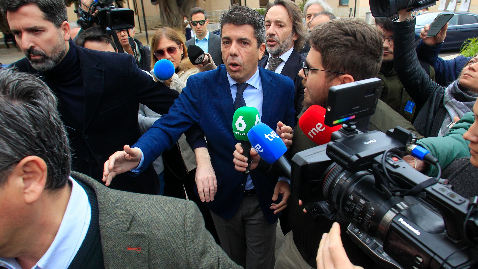GRAFCVA5911. ALICANTE, 03/03/2025.- El president de la Generalitat, Carlos Mazón, a su llegada a la inauguración de la jornada ‘Sumamos Talento: Claves para el crecimiento empresarial con Labora’. EFE/Morell