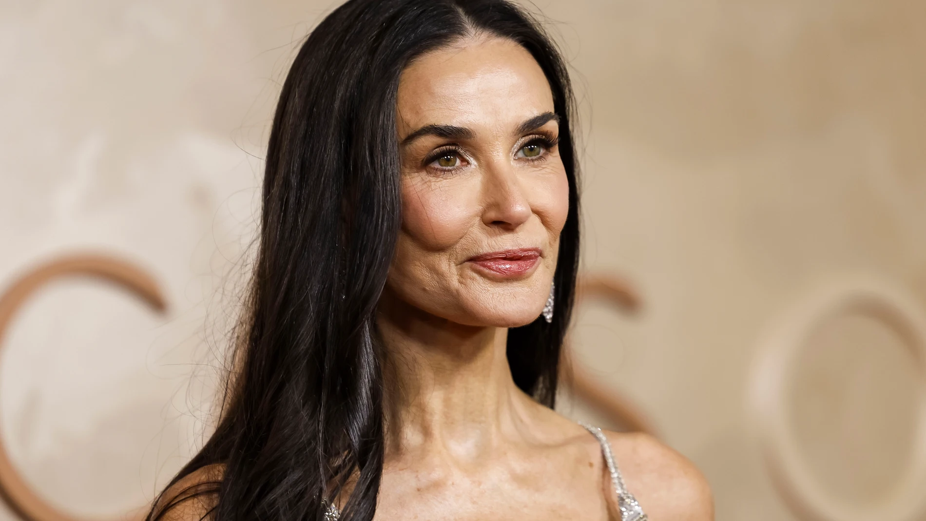LOS ANGELES (United States), 03/03/2025.- Demi Moore arrives on the red carpet during the 97th annual Academy Awards ceremony at the Dolby Theatre in the Hollywood neighborhood of Los Angeles, California, USA, 02 March 2025. EFE/EPA/CAROLINE BREHMAN