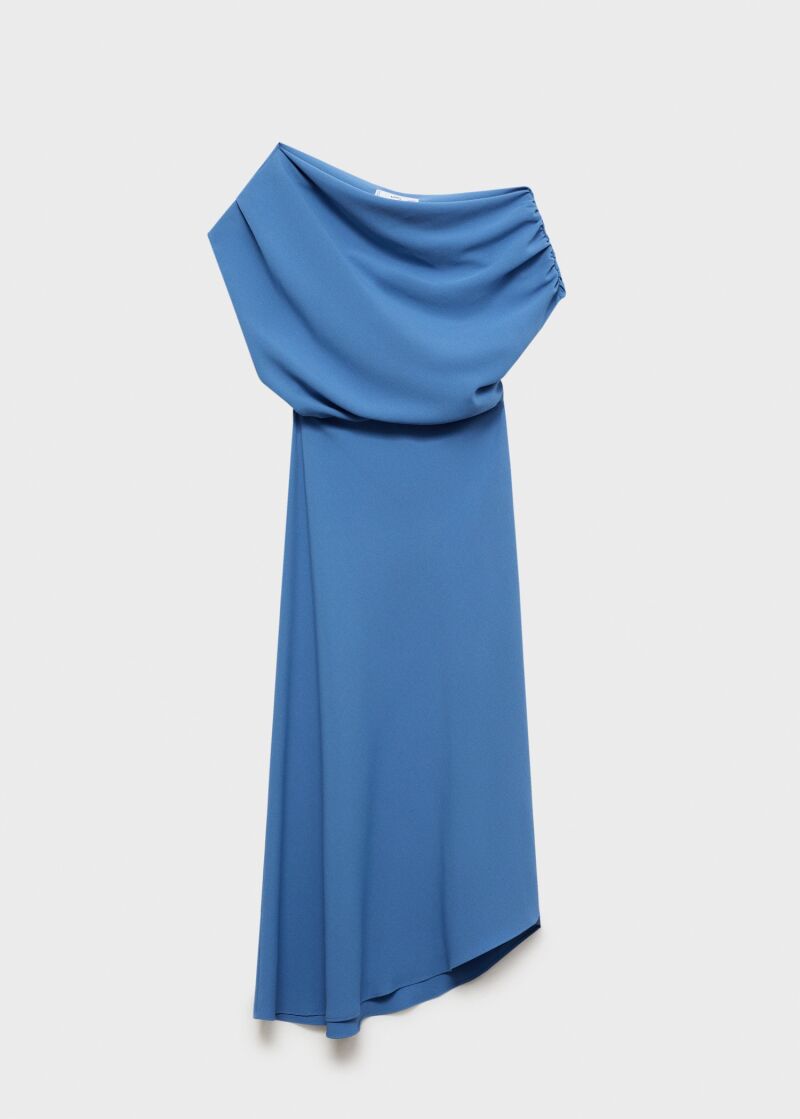Vestido de escote asimétrico.