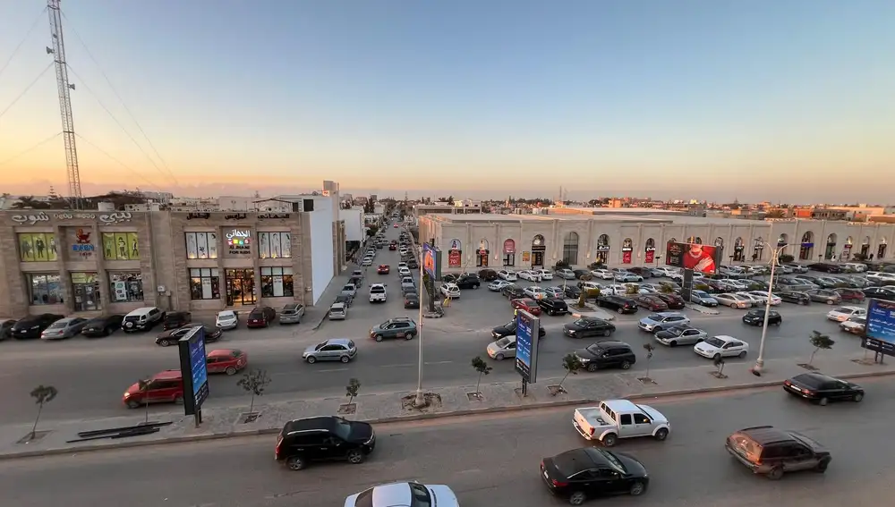 Modernas zonas comerciales en la avenida de Venecia, en Bengasi (Libia)