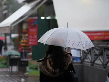 Una persona se protege de la lluvia con un paraguas Una persona se protege de la lluvia con un paraguas. A 03 de marzo de 2025, en Sevilla (Andalucía, España). Un total de seis provincias estarán bajo aviso por fenómenos meteorológicos este lunes en Andalucía. Lo más destacado es el riesgo de nivel naranja por lluvias en el Estrecho (Cádiz) y Sol y Guadalhorce (Málaga), con posibilidad de alcanzar los 80 litros por metro cuadrado en doce horas. En conjunto, estarán afectadas por intensas precipitaciones diferentes zonas de las provincias de ...
