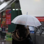 Una persona se protege de la lluvia con un paraguas