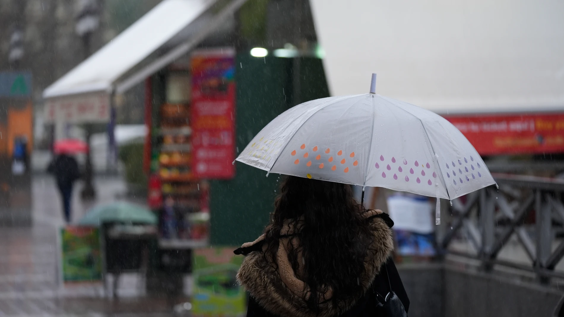 Una persona se protege de la lluvia con un paraguas. A 03 de marzo de 2025, en Sevilla (Andalucía, España). Un total de seis provincias estarán bajo aviso por fenómenos meteorológicos este lunes en Andalucía. Lo más destacado es el riesgo de nivel naranja por lluvias en el Estrecho (Cádiz) y Sol y Guadalhorce (Málaga), con posibilidad de alcanzar los 80 litros por metro cuadrado en doce horas. En conjunto, estarán afectadas por intensas precipitaciones diferentes zonas de las provincias de ...
