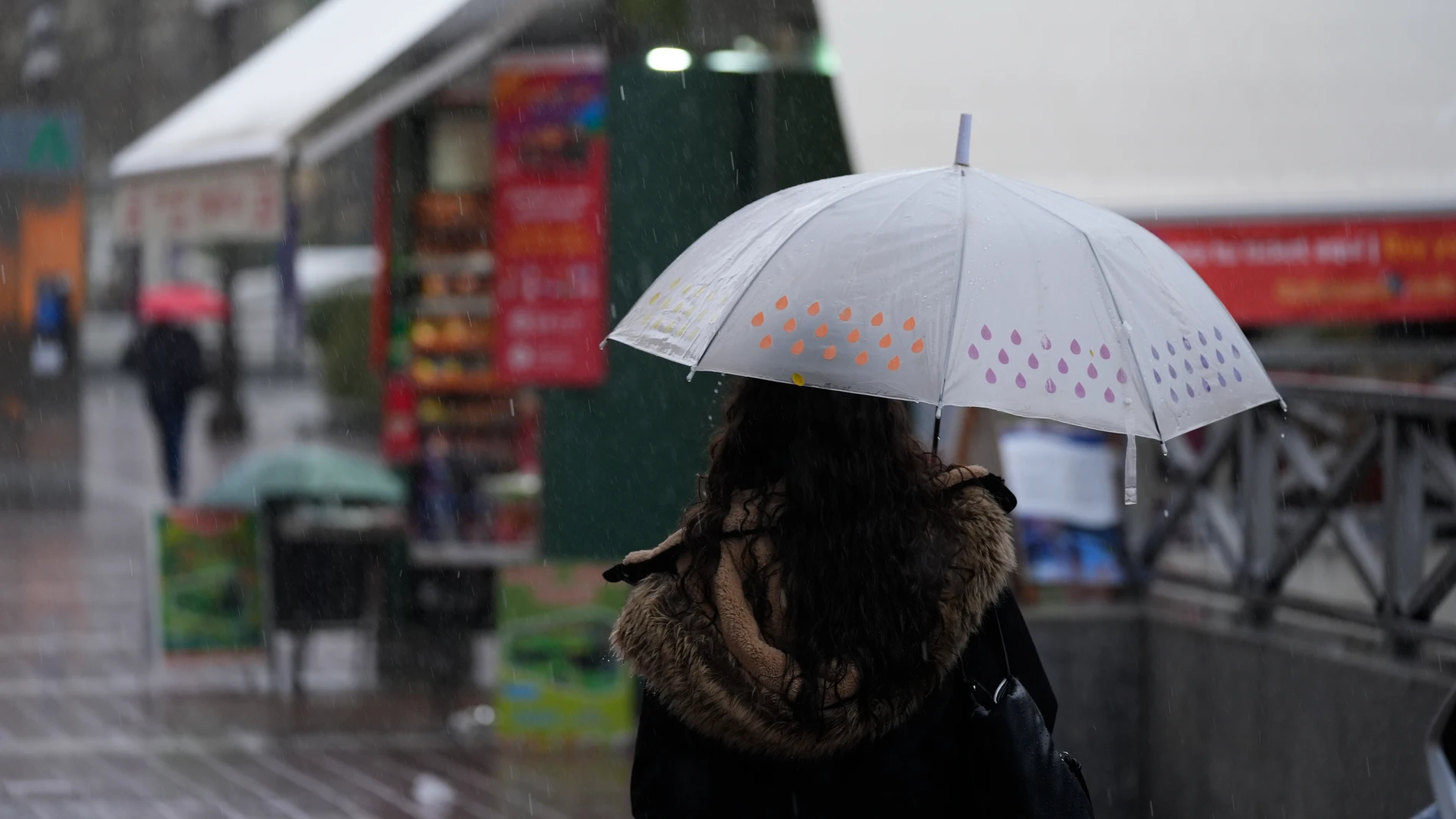 Una persona se protege de la lluvia con un paraguas. A 03 de marzo de 2025, en Sevilla (Andalucía, España). Un total de seis provincias estarán bajo aviso por fenómenos meteorológicos este lunes en Andalucía. Lo más destacado es el riesgo de nivel naranja por lluvias en el Estrecho (Cádiz) y Sol y Guadalhorce (Málaga), con posibilidad de alcanzar los 80 litros por metro cuadrado en doce horas. En conjunto, estarán afectadas por intensas precipitaciones diferentes zonas de las provincias de ...