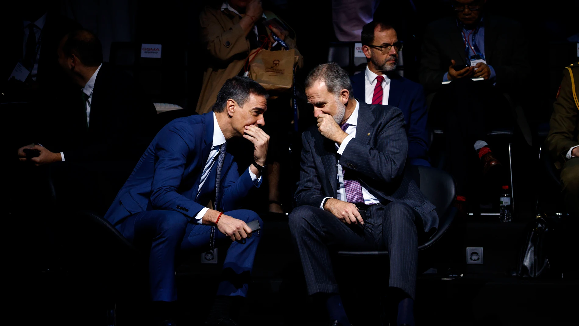 GRAFCAT4636. L'HOSPITALET DE LLOBREGAT (BARCELONA) (ESPAÑA), 03/03/2025.- El rey Felipe VI (d) y el presidente del Gobierno, Pedro Sánchez (i) hablan durante la inauguración del MWC 2025, el mayor congreso mundial de conectividad, que arranca este lunes en Barcelona con la expectativa de reunir a más de 100.000 asistentes.EFE/ Quique García