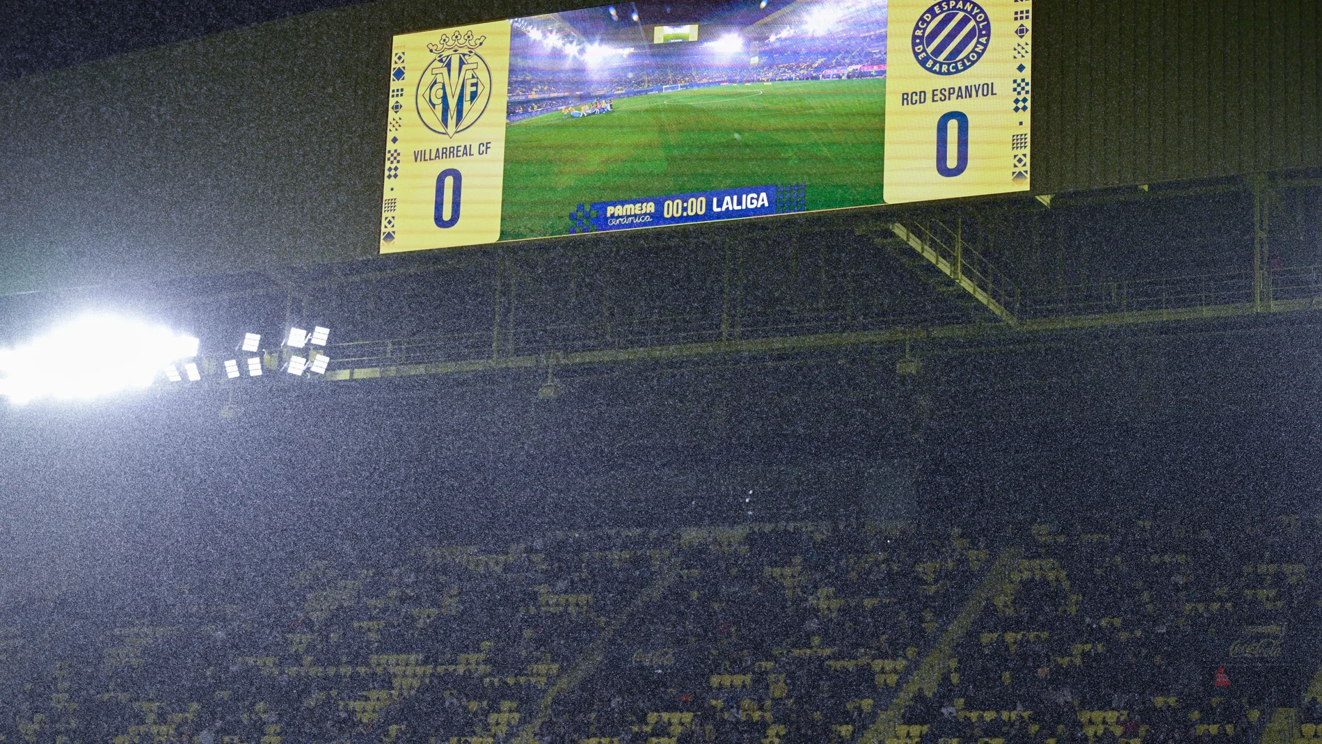 La lluvia, caía con fuerza sobre el estadio de La Cerámica