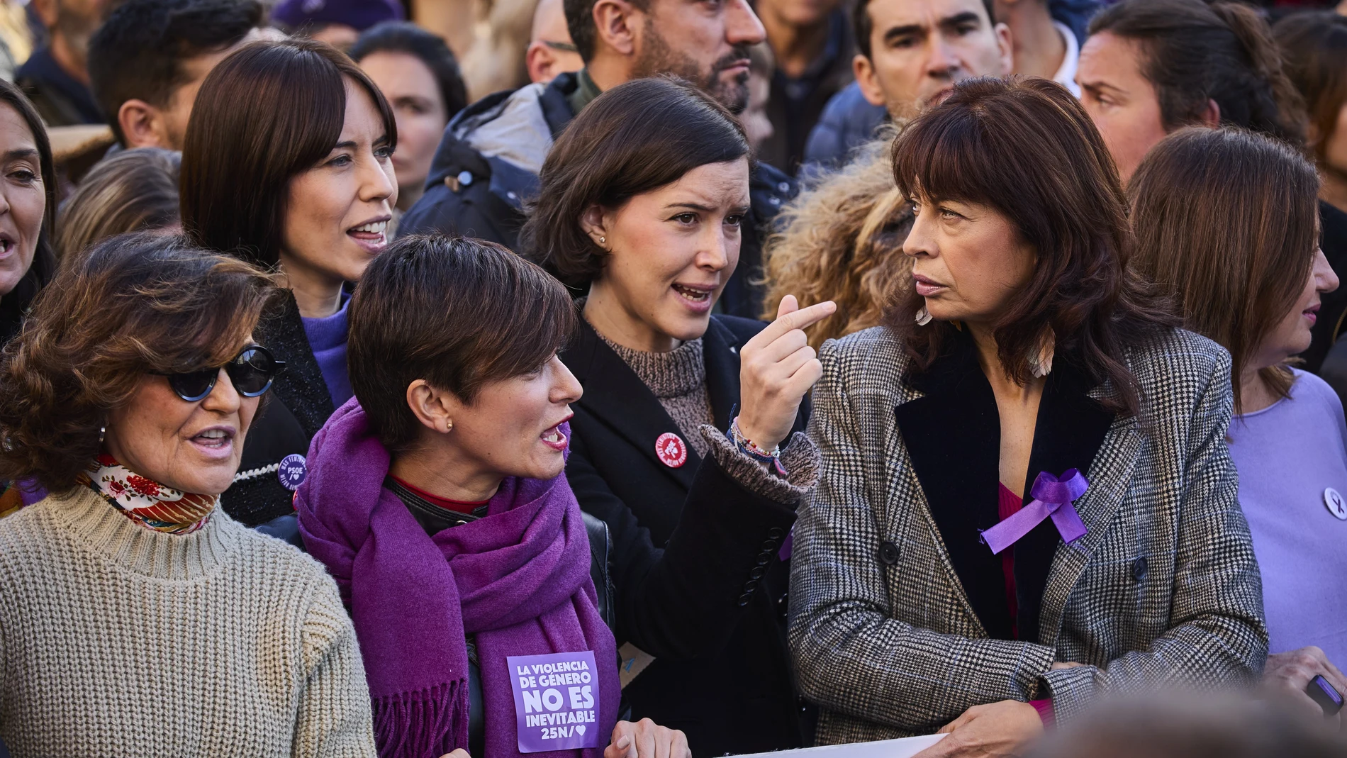 Manifestación del 25N en el Día Internacional de la Eliminación de la Violencia contra la Mujer, convocada por el Foro de Madrid Contra la Violencia a las Mujeres. Asisten la presidenta del Congreso, Francina Armengol, las ministras Isabel Rodríguez y Ana Redondo, Pilar Alegría, y el ministro del Interior, Fernando Grande-Marlaska. © Alberto R. Roldán / Diario La Razón.