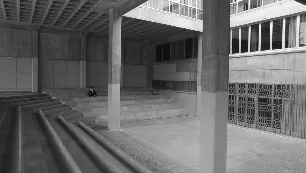 reportaje arquitectura Brutalismo en Madrid facultad de ciencias de la imfoemacion ciudad universitaria Jose Maria Laguna Martinez / Juan Castañón Fariña 1971