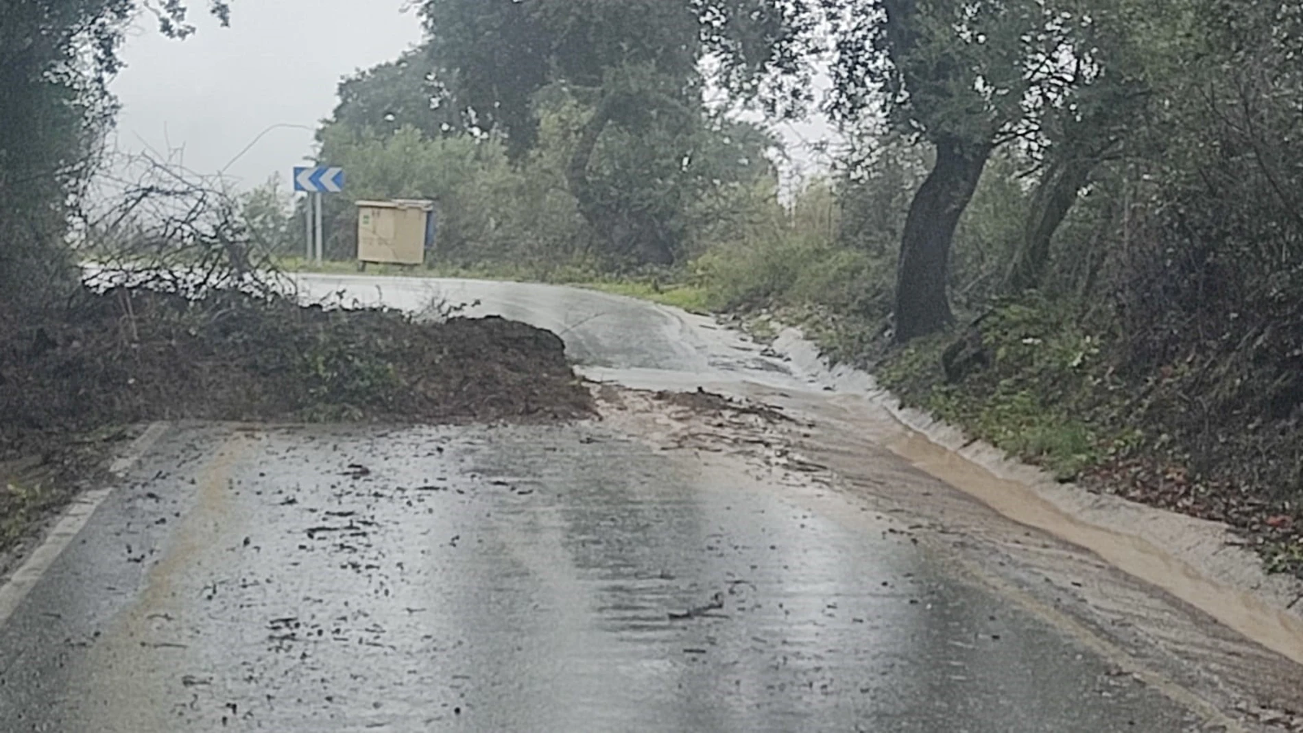 Desprendimientos en carreteras de la comarca de la Serranía de la Ronda obstaculizan el paso por las intensas lluvias y granizo. La MA-7304 de acceso a Igualeja permanece cortada al tráfico.REMITIDA / HANDOUT por DIPUTACIÓN DE MÁLAGAFotografía remitida a medios de comunicación exclusivamente para ilustrar la noticia a la que hace referencia la imagen, y citando la procedencia de la imagen en la firma03/03/2025