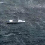 Rescatan a hombre que pasó días a la deriva en Pacífico en un bote golpeado por un ciclón