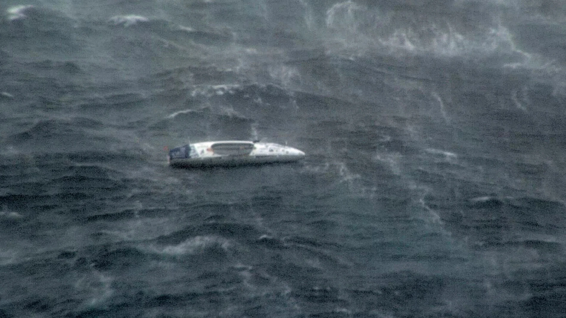 PACÍFICO, 03/03/2025.- Vista del pequeño bote del que fue rescatado un hombre este lunes en Australia tras pasar varios días a la deriva en el Pacífico, golpeado por los vientos del ciclón Alfred. El hombre de nacionalidad lituana, que buscaba cruzar el Pacífico en solitario y a bordo de un pequeño bote de remos, se enfrentó a vientos de 100 kilómetros por hora y olas de hasta siete metros de altura desde al menos el viernes, cuando las autoridades australianas recibieron una alerta de emerge...
