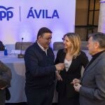 Carlos García y Alicia García conversan en presencia de Francisco Vázquez