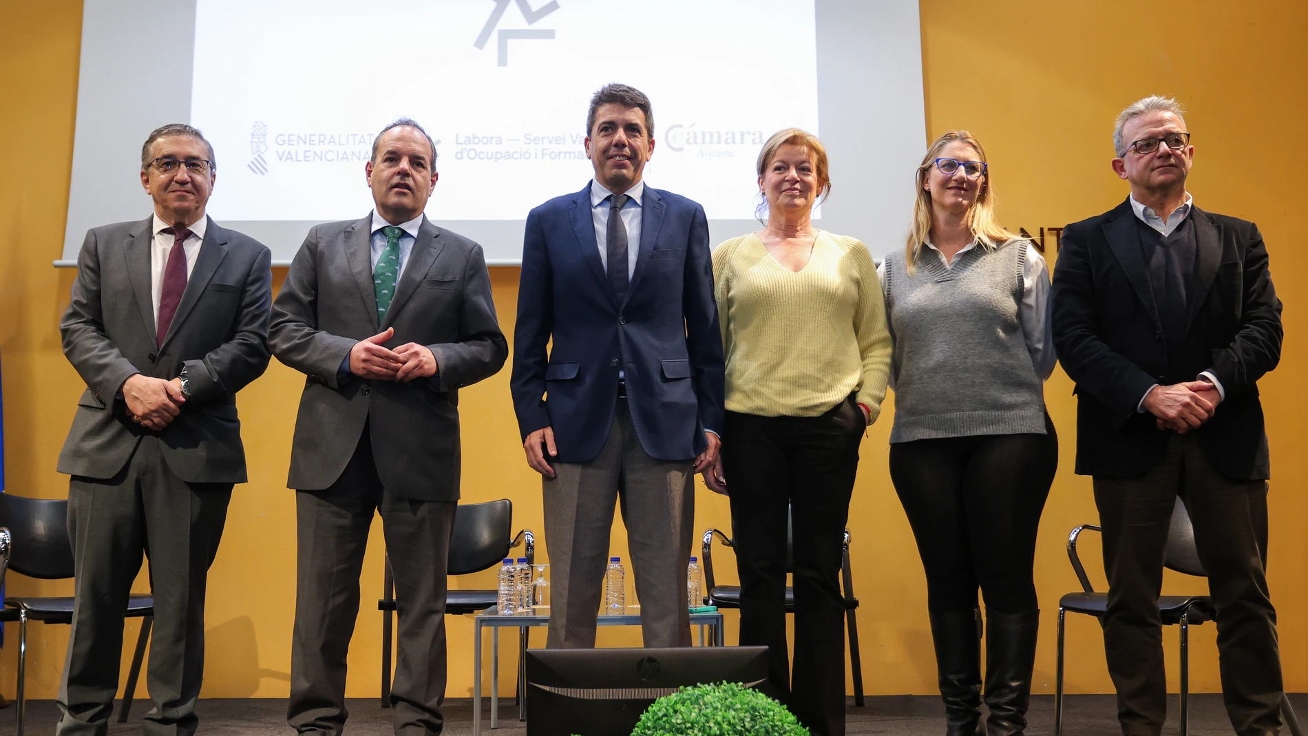 El presidente de la Generalitat, Carlos Mazón, ha inaugurado hoy una jornada de trabajo en Alicante, organizada por la Cámara de Comercio y Labora