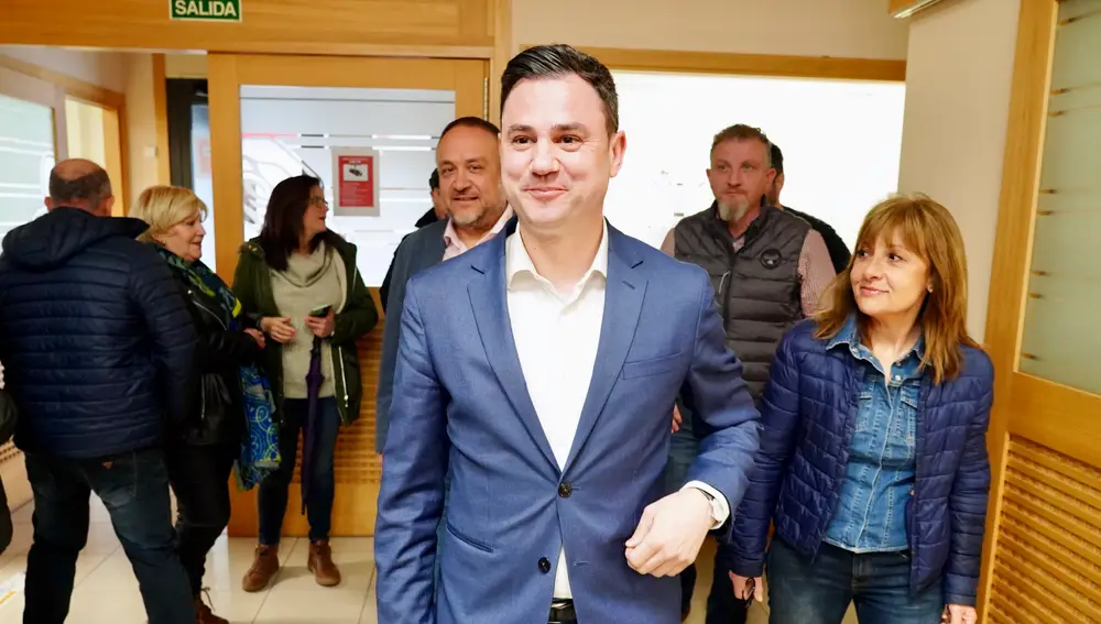 Javier Alfonso Cendón presenta los avales de la precandidatura
