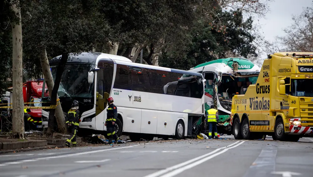4 heridos críticos en el choque de dos autocares en la Diagonal de Barcelona