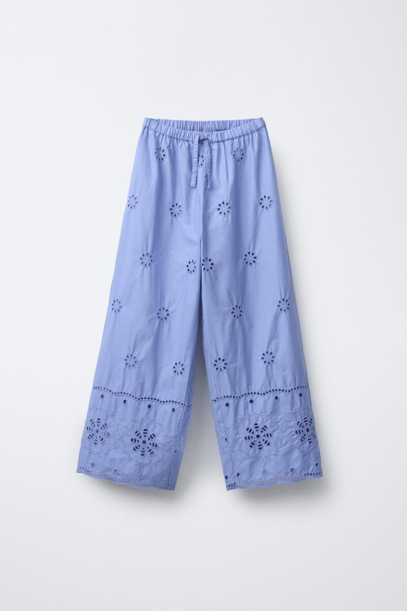 Pantalón troquelado.