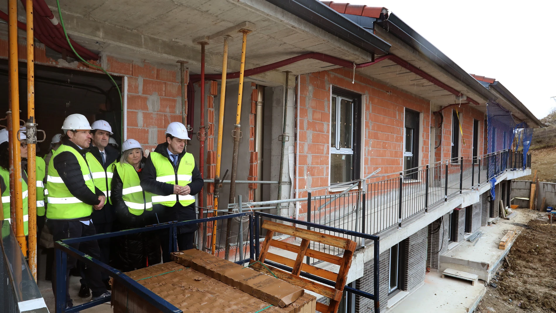 Mañueco visita las obras de estas viviendas en Aguilar de Campoo junto a María José Ortega y Suárez-Quiñones