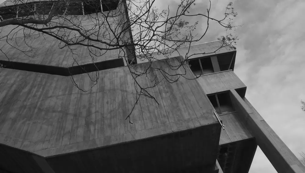 reportaje arquitectura Brutalismo en Madrid facultad de ciencias de la imfoemacion ciudad universitaria Jose Maria Laguna Martinez / Juan Castañón Fariña 1971