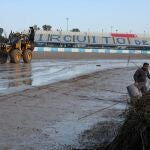 Operarios trabajando en el restablecimiento de la normalidad en una de las curvas del circuito de Jerez tras el paso de una tormenta