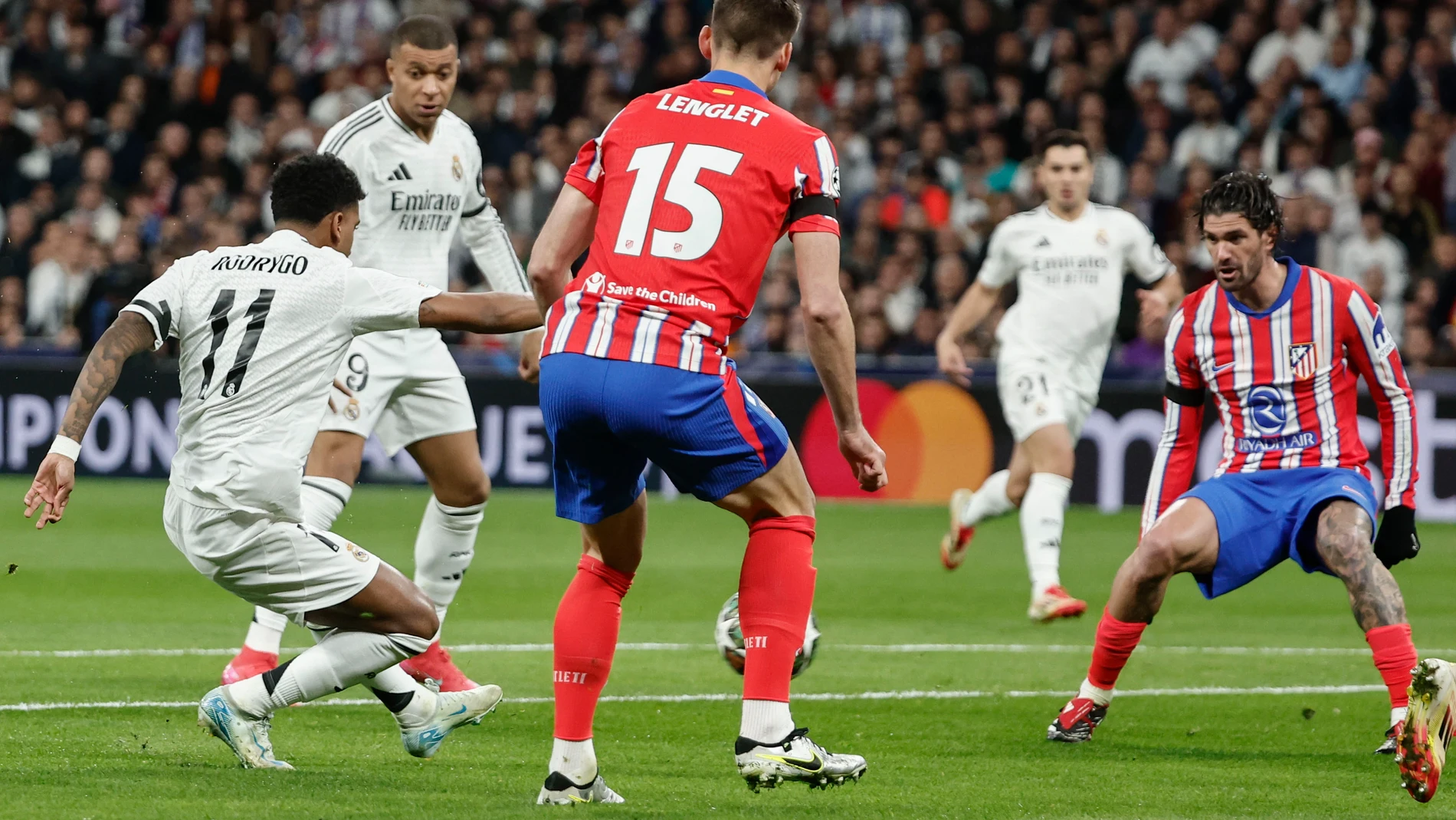 MADRID, 04/03/2025.- El delantero brasileño del Real Madrid, Rodrygo Goes (i) marca el primer gol de su equipo durante el encuentro correspondiente a la ida de los octavos de final de la Liga de Campeones que Real Madrid y Atlético de Madrid disputan hoy martes en el estadio Santiago Bernabéu, en Madrid. EFE / Sergio Pérez