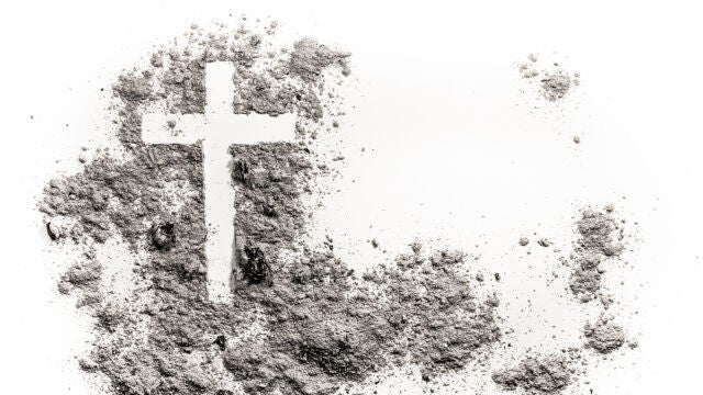 Para comenzar la Cuaresma, el sacerdote echa ceniza en la frente de cada cristiano y recita "conviértete y cree en el Evangelio" o "arrepiéntete de tus pecados"