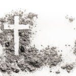 Para comenzar la Cuaresma, el sacerdote echa ceniza en la frente de cada cristiano y recita "conviértete y cree en el Evangelio" o "arrepiéntete de tus pecados"