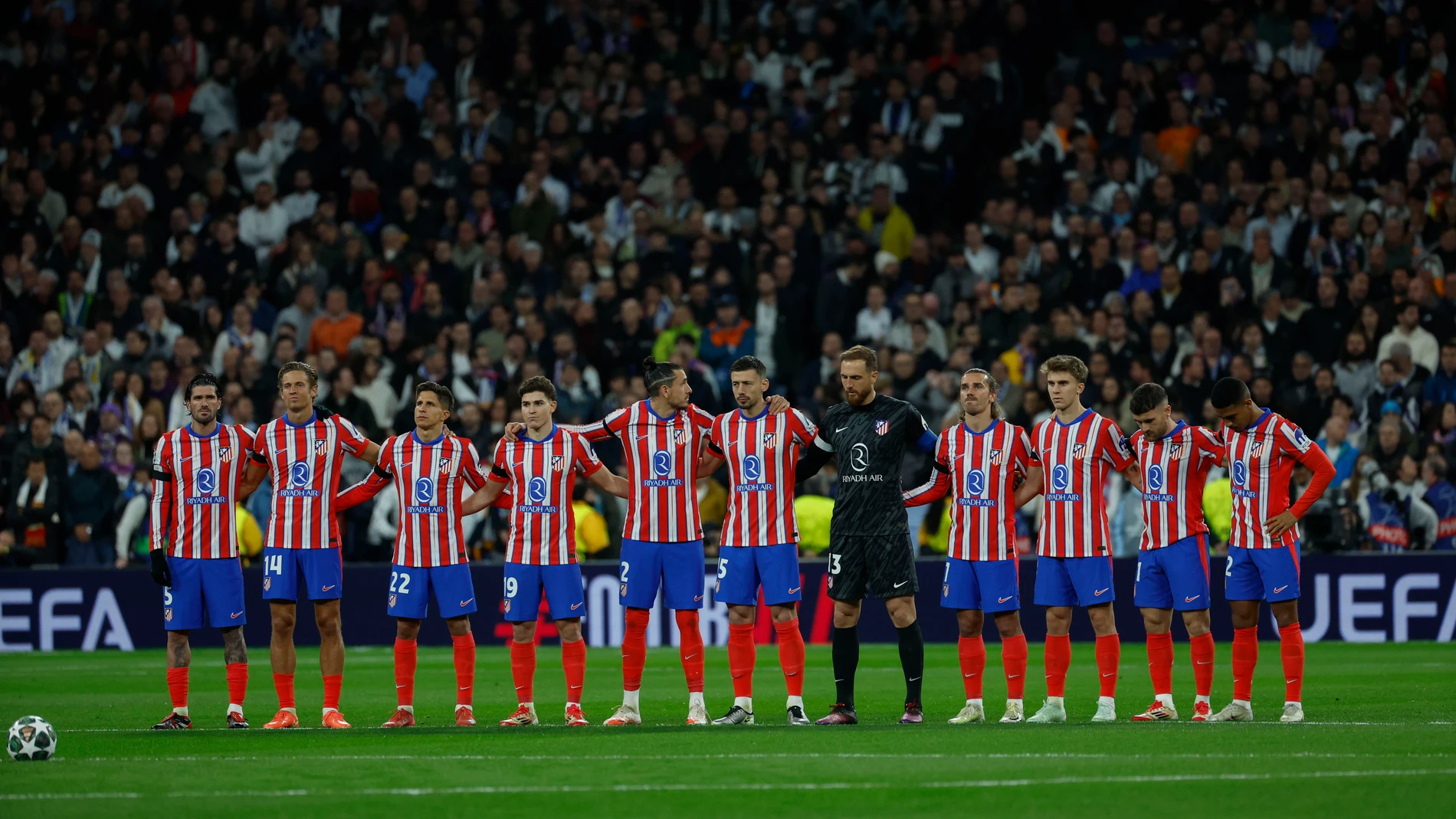 MADRID, 04/03/2025.- Los jugadores del Atlético de Madrid guardan un minuto de silencio por Javier Dorado, exfutbolista del Real Madrid recientemente fallecido, previo al encuentro correspondiente a la ida de los octavos de final de la Liga de Campeones que Real Madrid y Atlético de Madrid disputan hoy martes en el estadio Santiago Bernabéu, en Madrid. EFE/Juanjo Martín.