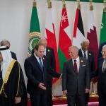 El «rais» palestino, Mahmud Abas, con el rey de Bahréin, el presidente egipcio, Abdel Fatah Al Sisi, y el rey Abdalá de Jordania