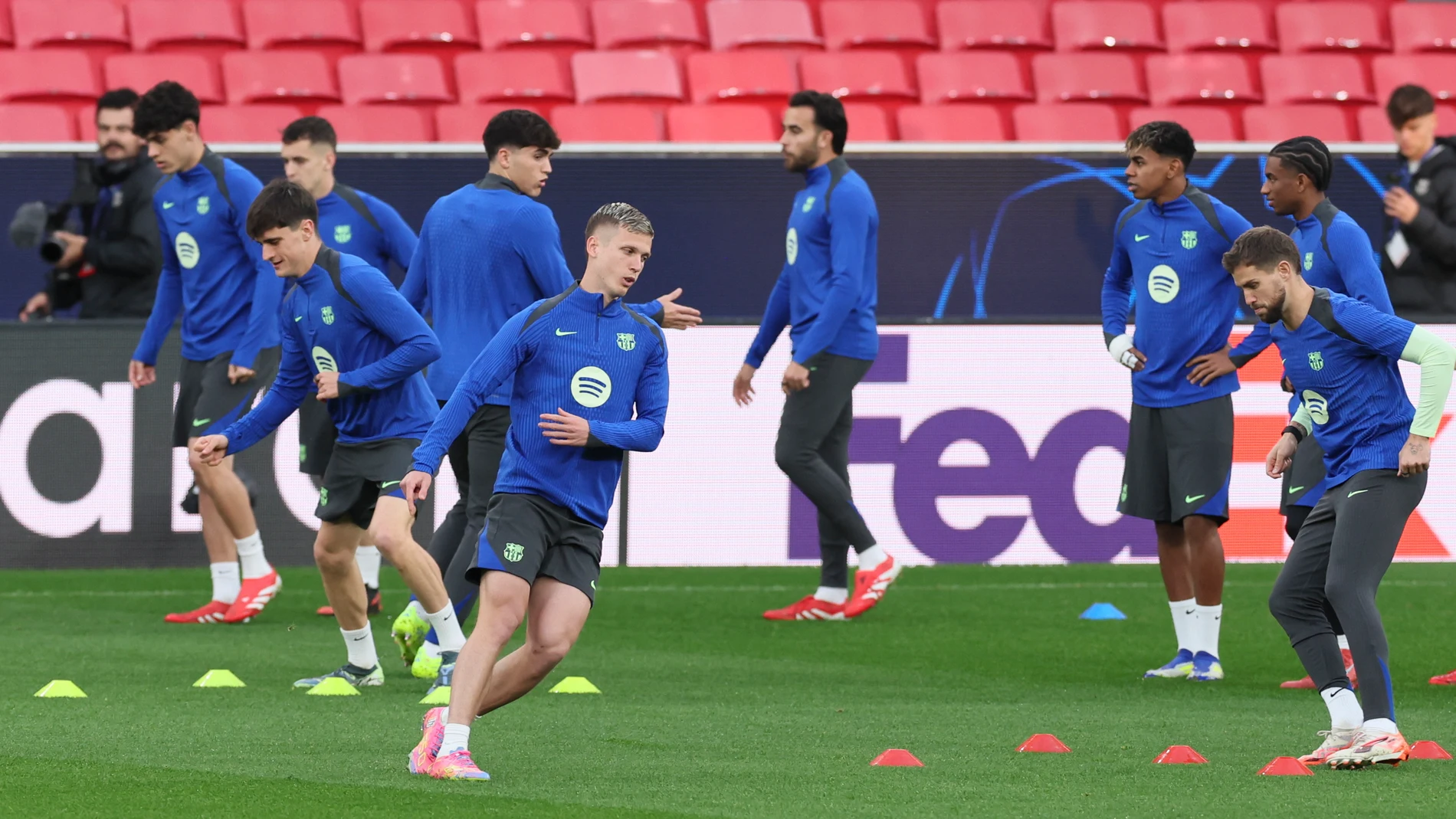 Lisbon (Portugal), 04/03/2025.- Barcelona's player Dani Olmo (front L) and teammates during a training session in Luz Stadium, Lisbon, Portugal, 04 March 2025. Barcelona will face Benfica in a UEFA Champions League Round of 16 first leg match on 05 March. (Liga de Campeones, Lisboa) EFE/EPA/MANUEL DE ALMEIDA