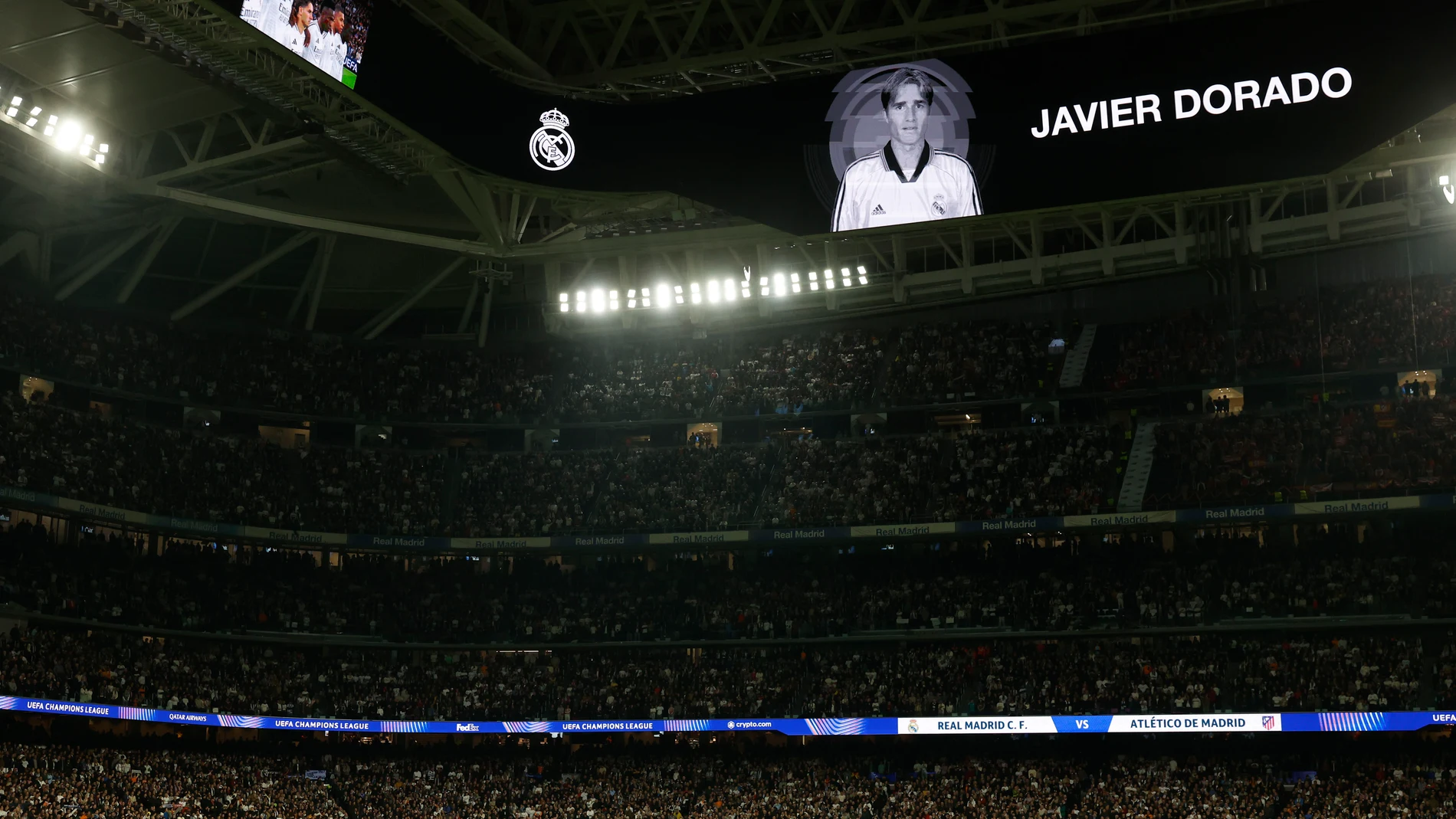 MADRID, 04/03/2025.- Los jugadores del Atlético de Madrid y del Real Madrid guardan un minuto de silencio por Javier Dorado, exfutbolista del Real Madrid recientemente fallecido, previo al encuentro correspondiente a la ida de los octavos de final de la Liga de Campeones que Real Madrid y Atlético de Madrid disputan hoy martes en el estadio Santiago Bernabéu, en Madrid. EFE/Juanjo Martín.