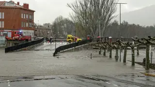Carretera de Navaluenga afectada por las borrascas NAVALUENGA (ÁVILA), 08/03/2025.-Vista del Río Alberche, desbordado a su paso por la localidad abulense de Navaluenga por el temporal de la borrasca Jana este sábado. Castilla y León y otras 16 autonomías (todas excepto Murcia y Melilla) inician el fin de semana en alerta ante el paso de la borrasca Jana, que va a dejar lluvias muy fuertes en casi todo el país, además de precipitaciones de nieve en muchos lugares de montaña, según los datos de la Agencia Estatal de Meteorología (Aemet).-EFE/ R...