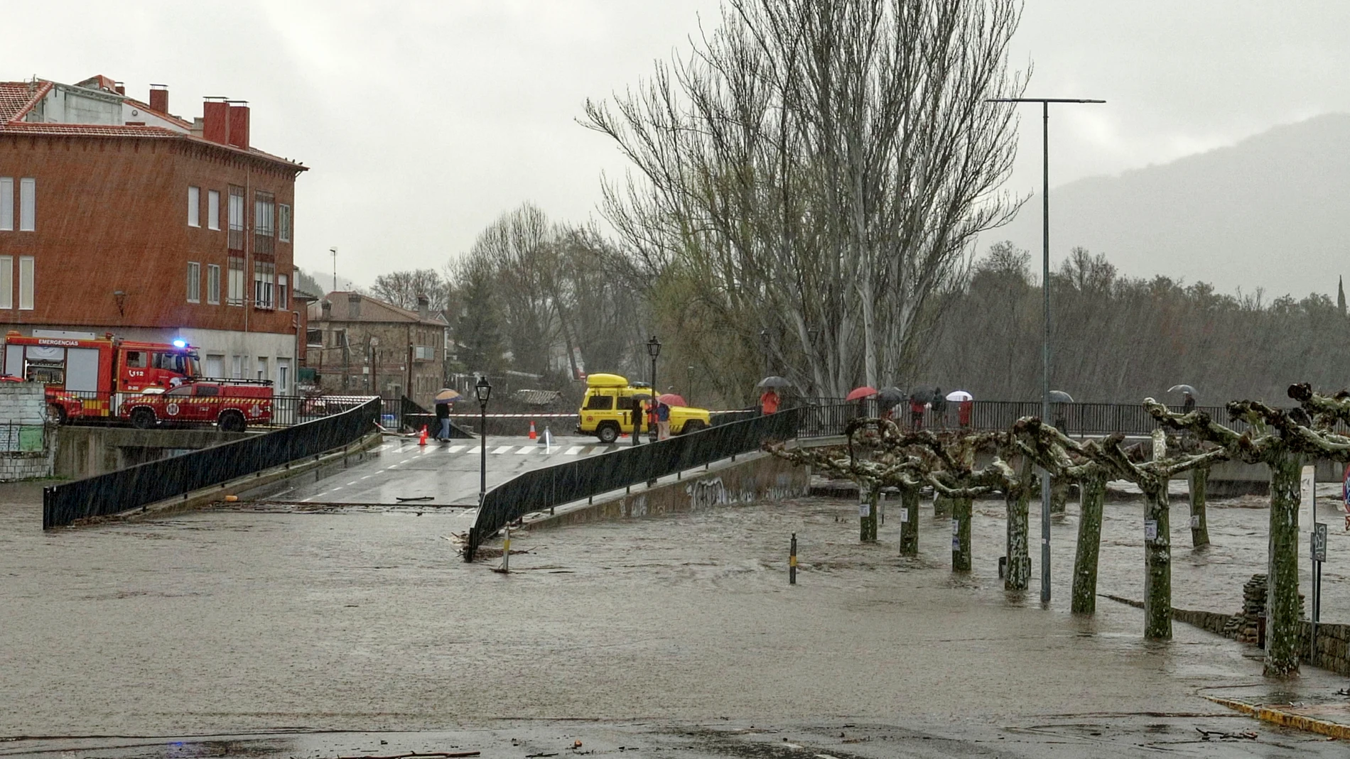 NAVALUENGA (ÁVILA), 08/03/2025.-Vista del Río Alberche, desbordado a su paso por la localidad abulense de Navaluenga por el temporal de la borrasca Jana este sábado. Castilla y León y otras 16 autonomías (todas excepto Murcia y Melilla) inician el fin de semana en alerta ante el paso de la borrasca Jana, que va a dejar lluvias muy fuertes en casi todo el país, además de precipitaciones de nieve en muchos lugares de montaña, según los datos de la Agencia Estatal de Meteorología (Aemet).-EFE/ R...