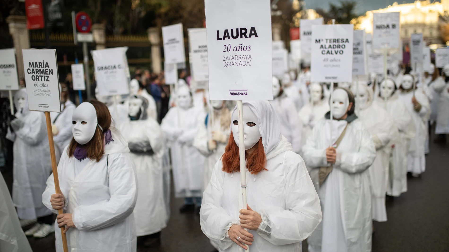 Decenas de personas durante la manifestación organizada por el Movimiento Feminista de Madrid por el 8M, a 8 de marzo de 2025, en Madrid (España). La marcha organizado con motivo del Día Internacional de la Mujer, ha comenzado desde la Plaza de Cibeles para finalizar en la Plaza de España, bajo el lema 'Mujeres en lucha contra el machismo global'.08 MARZO 2025;MANIFESTACIÓN;MOVIMIENTO FEMINISTA;MADRID;8M;FEMINISMO;DÍA DE LA MUJERAlejandro Martínez Vélez / Europa Press08/03/2025