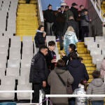 Aficionados abandonan Montjuïc al conocer la suspensión del Barcelona-Osasuna