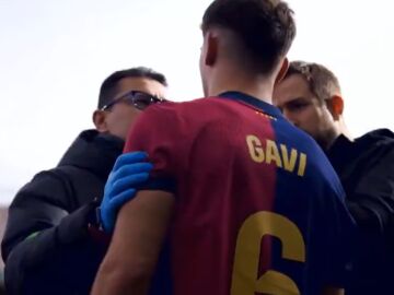 El doctor Carles Mi&ntilde;arro Garc&iacute;a atiende a Gavi en el Barcelona - Alav&eacute;s