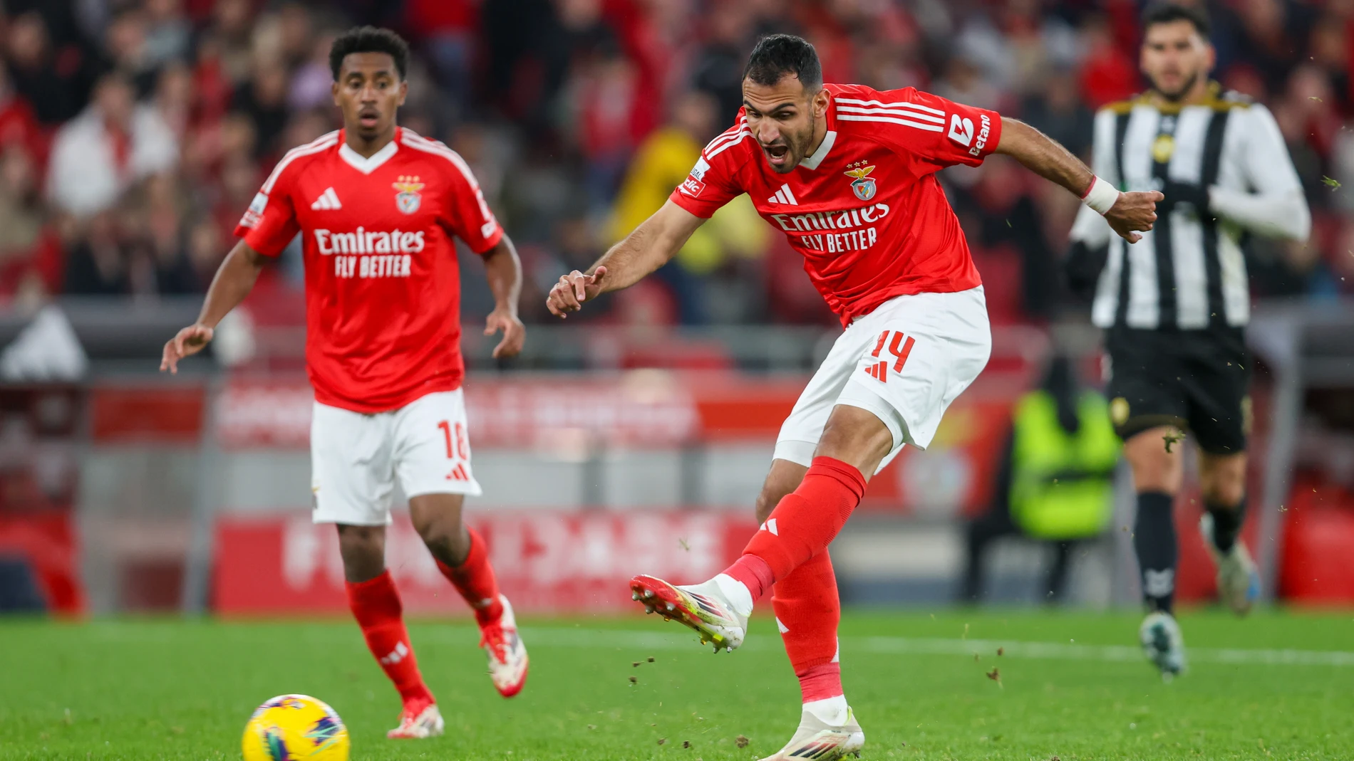 Lisbon (Portugal), 08/03/2025.- Benfica`s Pavlidis in action against Nacional during their Portuguese First League soccer match held at Luz Stadium, Lisbon, Portugal, 08 March 2025. (Lisboa) EFE/EPA/FILIPE AMORIM