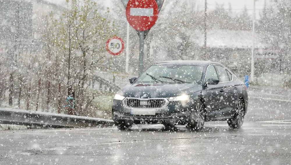La nieve afecta a varios tramos de carretera de Castilla y León