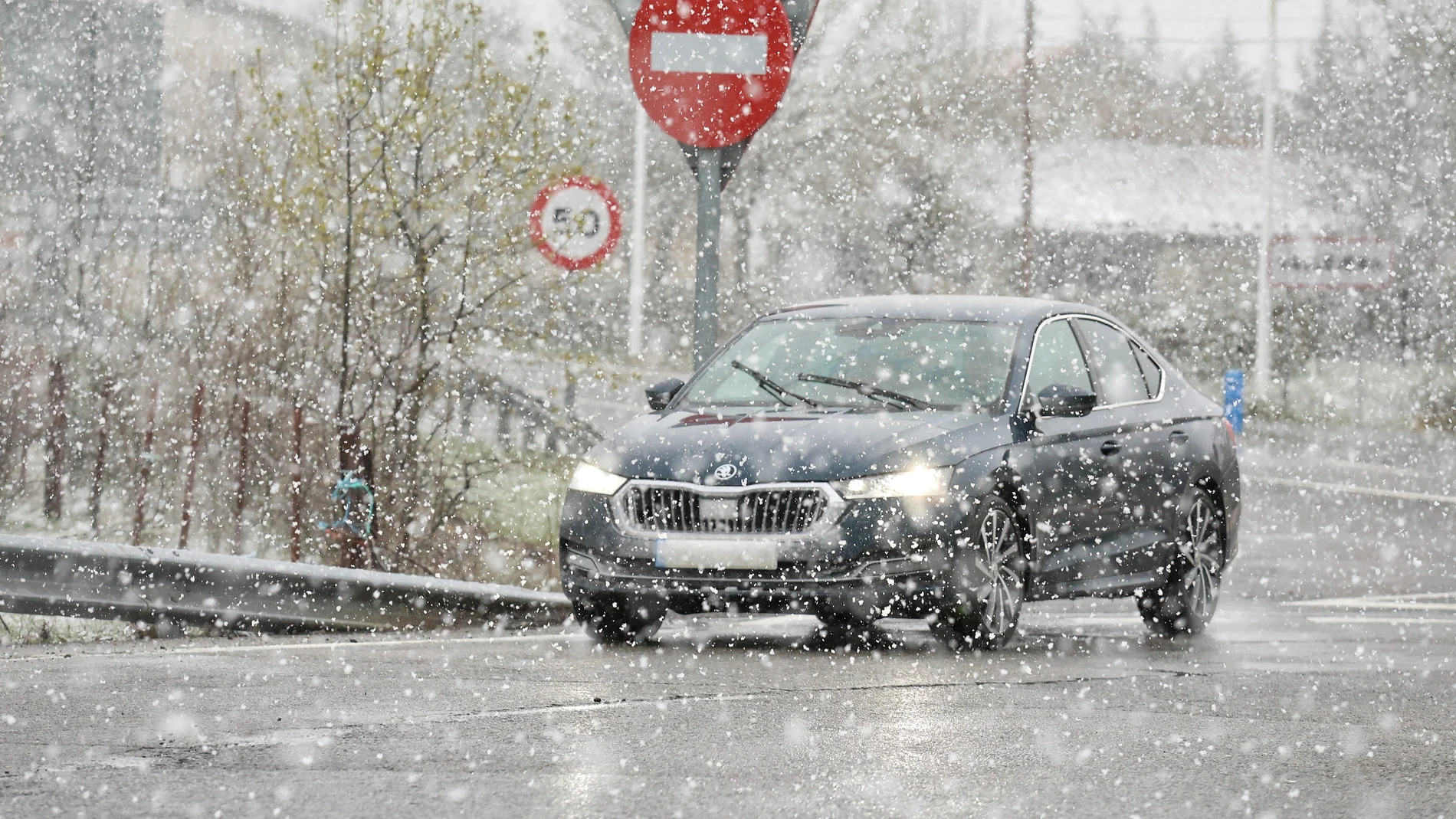 La nieve afecta a varios tramos de carretera de Castilla y León