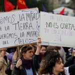 València sale a la calle a reclamar los derechos de las mujeres, en especial las de la dana