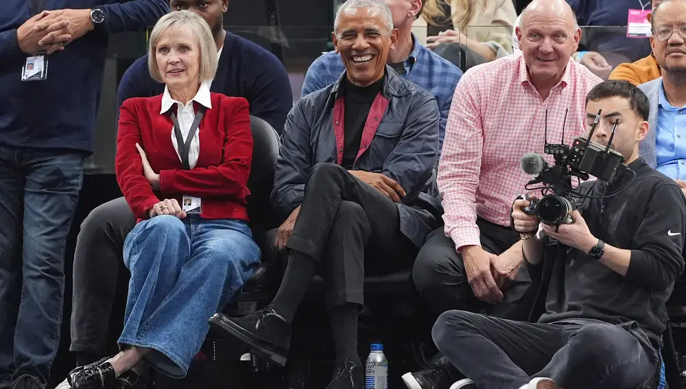 Former President Barack Obama, center, sits with Los Angeles Clippers owner Steve Ballmer, right, and Ballmer's wife Connie during the first half of an NBA basketball game between the Clippers and the Detroit Pistons, Wednesday, March 5, 2025, in Inglewood, Calif. (AP Photo/Mark J. Terrill)