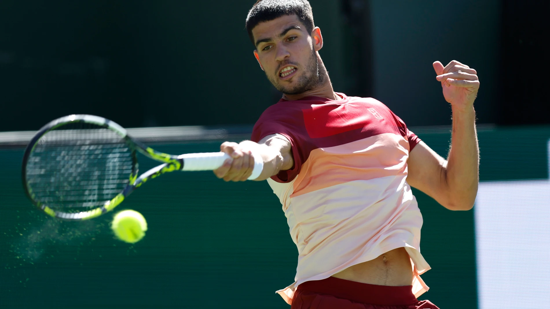 Alcaraz golpea desde el fondo de la pista ante Shapovalov