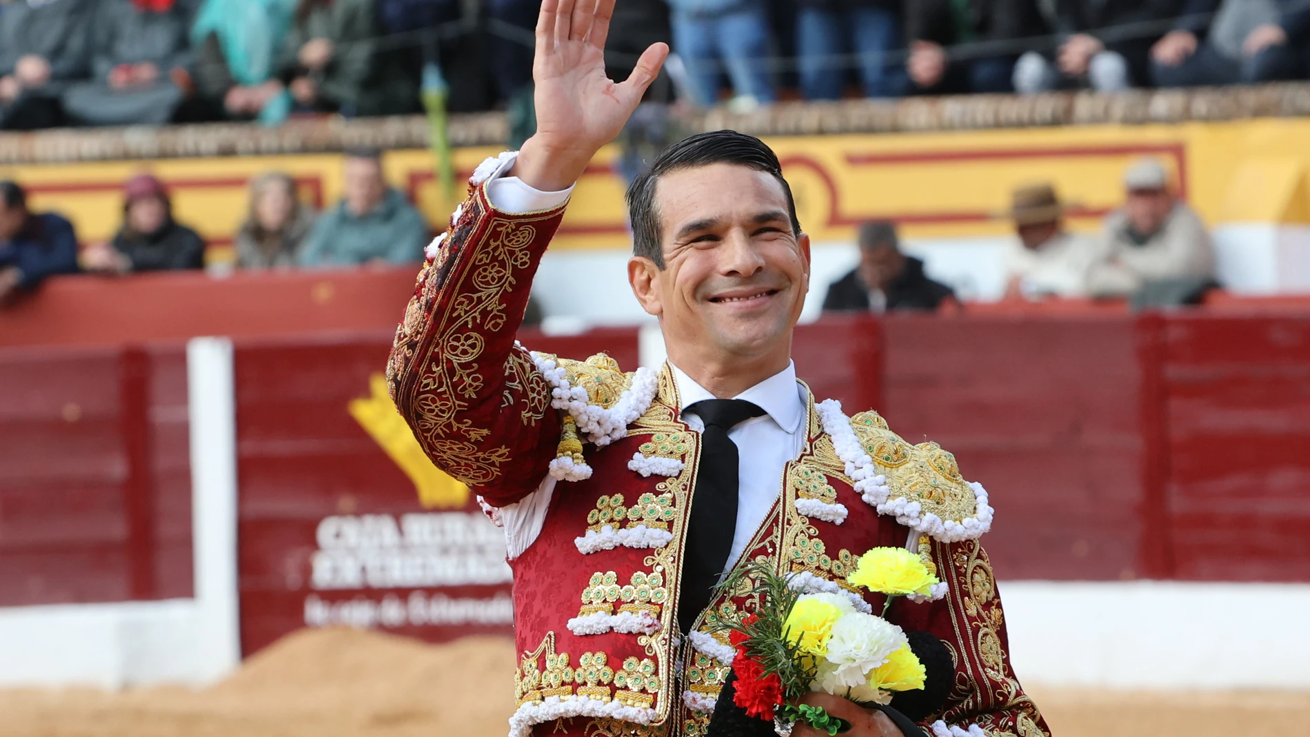 OLIVENZA (BADAJOZ), 09/03/2025.-El diestro José María Manzanares saluda al tendido tras su primer toro, durante el último festejo de la feria taurina este domingo en Olivenza. EFE/ Jero Morales
