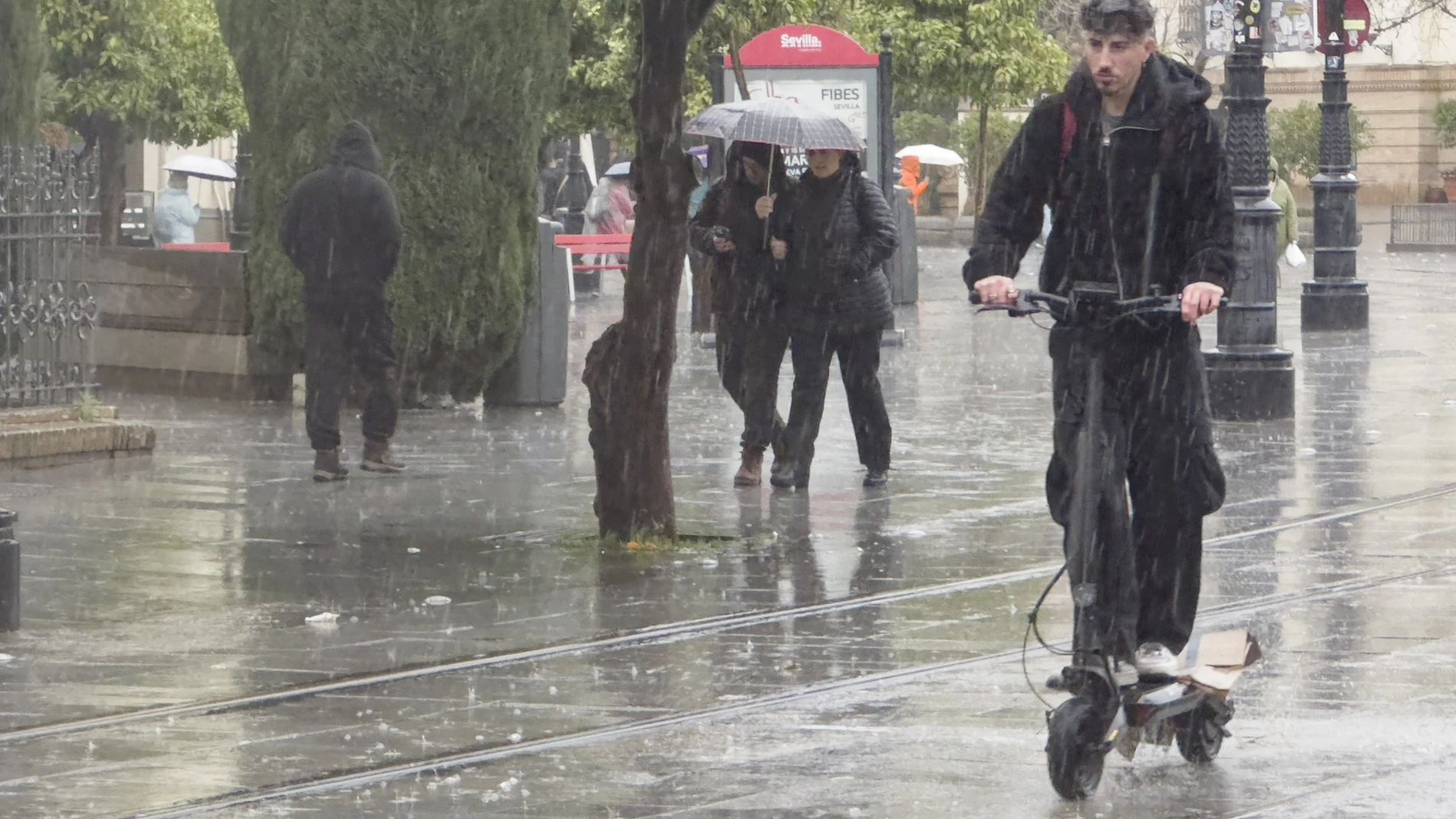 Una calle de Sevilla bajo un fuerte aguacero