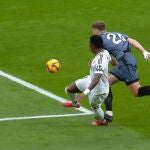 Momento del pisotón de Lejeune a Vinicius en el Real Madrid-Rayo Vallecano